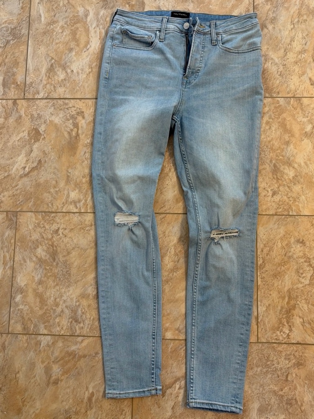 Light Wash Skinny Jeans with Knee Distress